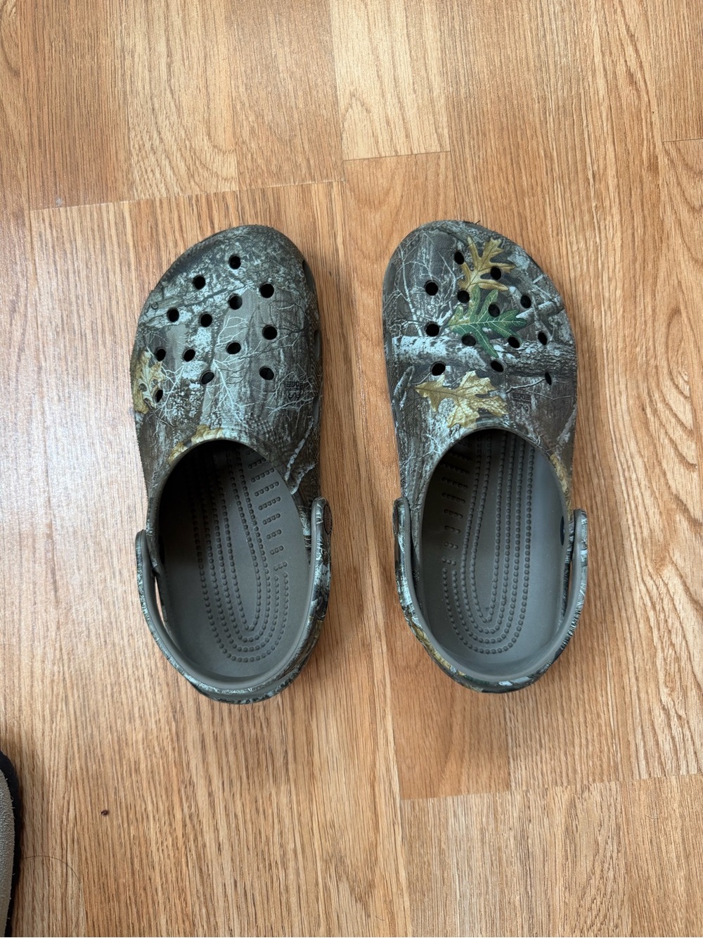 CROCS in Olive Camo with Leaf Accents women’s 8/mens 6